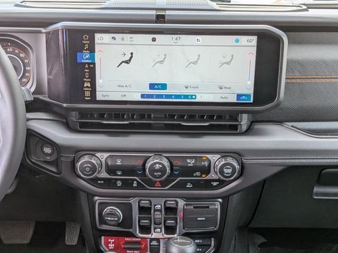 Used 2025 Jeep Gladiator Mojave w/ Technology Group AWD/4WD image 19