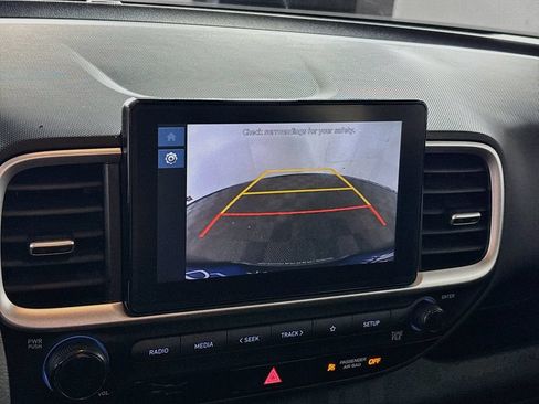 Used 2024 Hyundai Venue SE FWD image 16