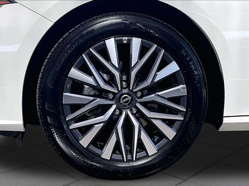 Used 2025 Nissan Altima 2.5 SV FWD image 11