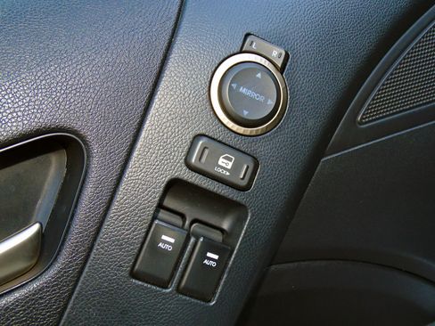 Used 2013 Hyundai Genesis 3.8 image 12