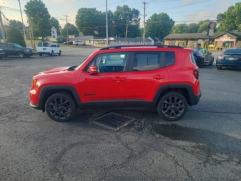 Used 2023 Jeep Renegade Latitude AWD/4WD image 3