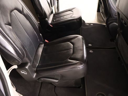 Used 2022 Chrysler Pacifica Touring-L FWD image 15