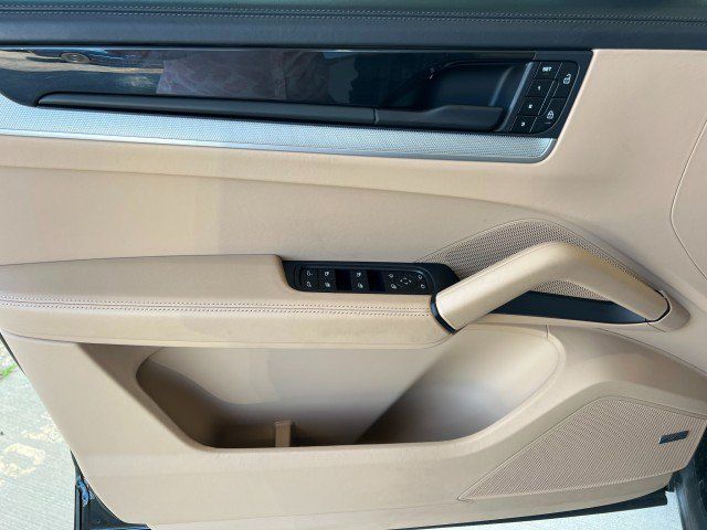 Used 2024 Porsche Cayenne Coupe AWD/4WD image 13