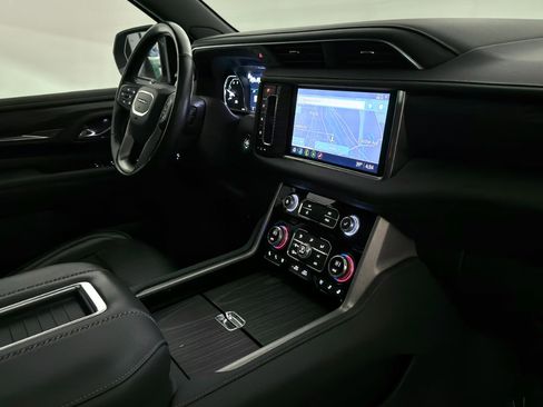 Used 2021 GMC Yukon Denali w/ Denali Premium Package image 29