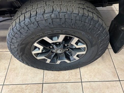 Used 2022 Toyota Tacoma TRD Off-Road image 19