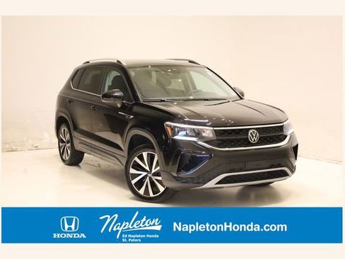 Used 2023 Volkswagen Taos SE image 1
