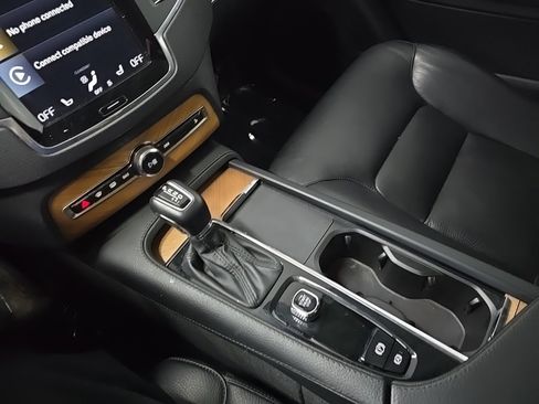 Used 2022 Volvo XC90 T6 Momentum w/ Climate Package image 29