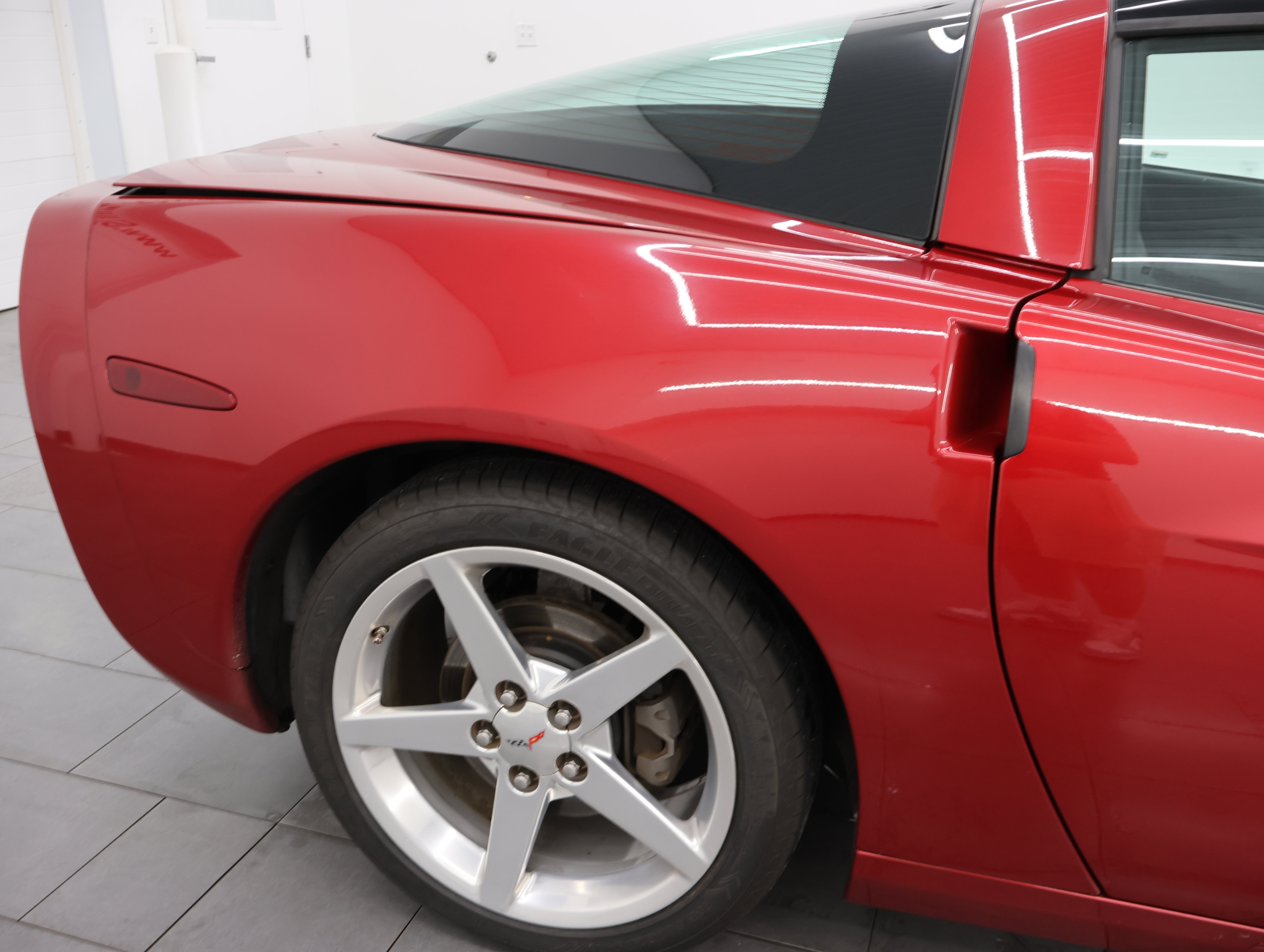 Used 2005 Chevrolet Corvette Coupe w/ Preferred Equipment Group RWD image 17