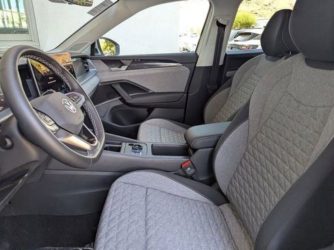 Certified 2025 Volkswagen Tiguan SE FWD image 14