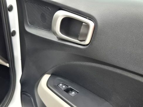 Used 2025 Hyundai Venue SEL FWD image 28