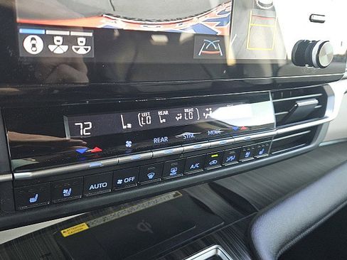 Used 2022 Toyota Sienna Platinum image 13