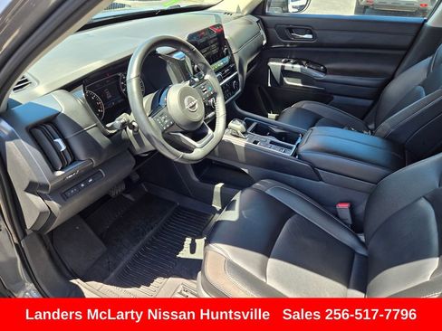 Used 2024 Nissan Pathfinder SL FWD image 18