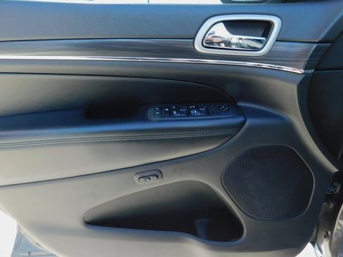 Used 2019 Jeep Grand Cherokee Limited w/ Luxury Group II image 8