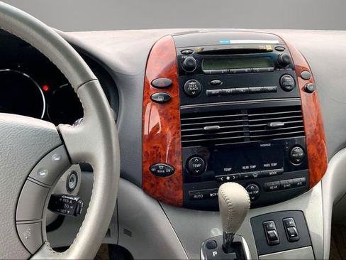 Used 2010 Toyota Sienna image 6