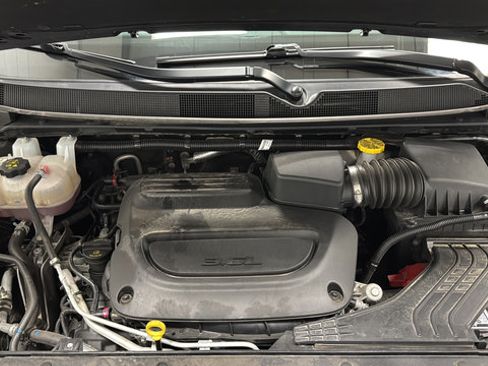 Used 2025 Chrysler Pacifica Limited FWD image 29