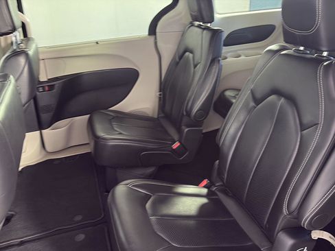 Used 2024 Chrysler Pacifica Touring-L FWD image 19