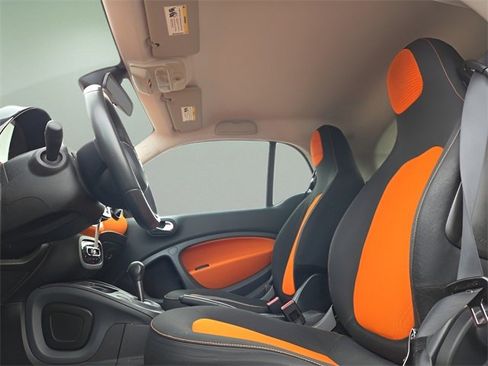 Used 2016 smart fortwo passion image 9