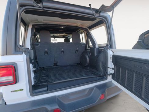 Used 2020 Jeep Wrangler Unlimited Sahara AWD/4WD image 15