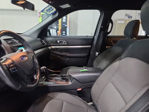 Used 2018 Ford Explorer XLT image 9