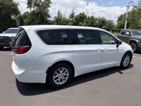 Used 2024 Chrysler Pacifica Touring-L FWD image 2