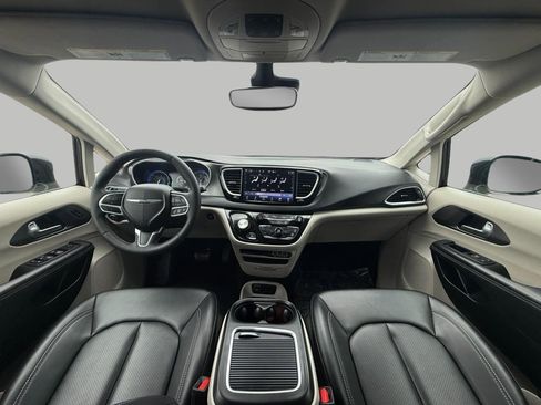 Used 2024 Chrysler Pacifica Touring-L image 5