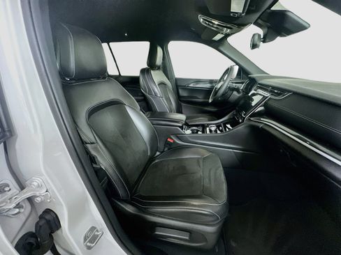 Used 2023 Jeep Grand Cherokee Altitude RWD image 31