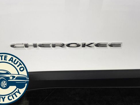 Used 2022 Jeep Cherokee Limited image 26