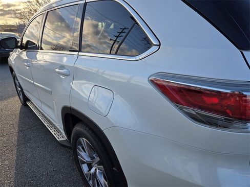Used 2015 Toyota Highlander XLE image 8