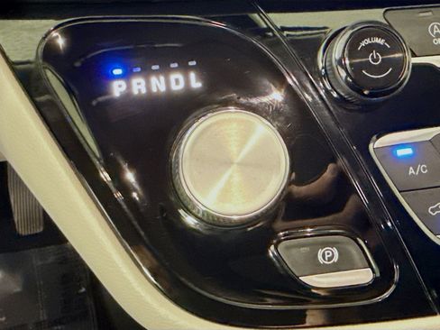 Used 2022 Chrysler Voyager LX image 20