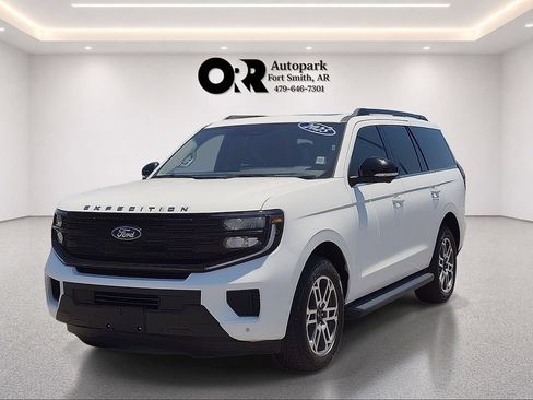 Used 2025 Ford Expedition Active AWD/4WD image 2