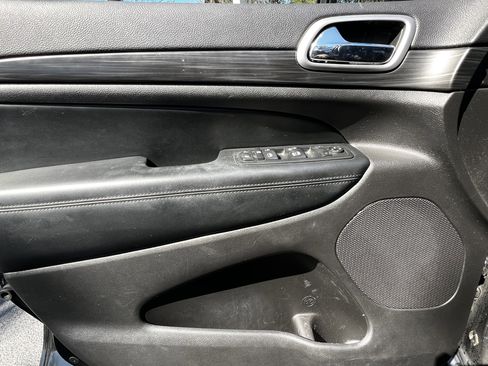 Used 2019 Jeep Grand Cherokee Laredo image 13