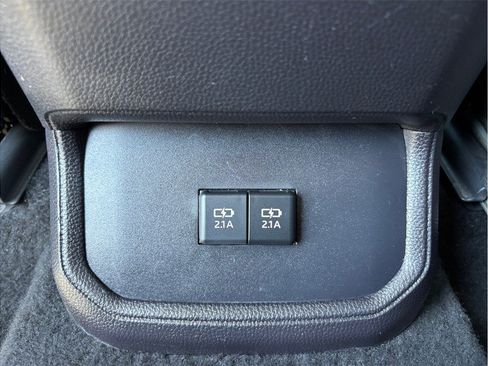 Used 2021 Toyota Highlander XLE AWD/4WD image 40