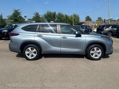 Used 2023 Toyota Highlander LE FWD image 11