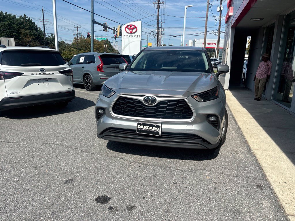 Used 2022 Toyota Highlander LE AWD/4WD image 2