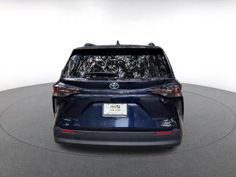 Used 2024 Toyota Sienna XLE FWD image 10