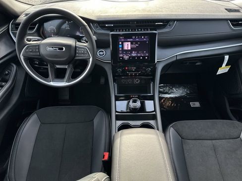 New 2025 Jeep Grand Cherokee Altitude image 22