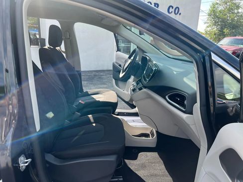 Used 2022 Chrysler Voyager LX image 17