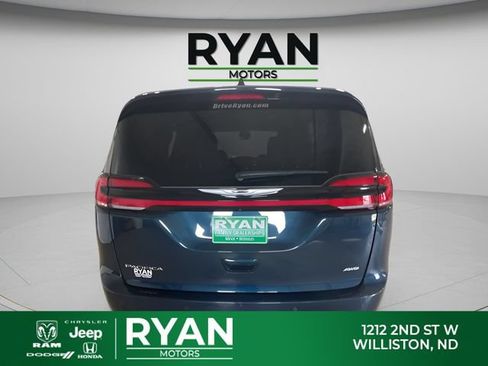 Used 2025 Chrysler Pacifica Select AWD/4WD image 8