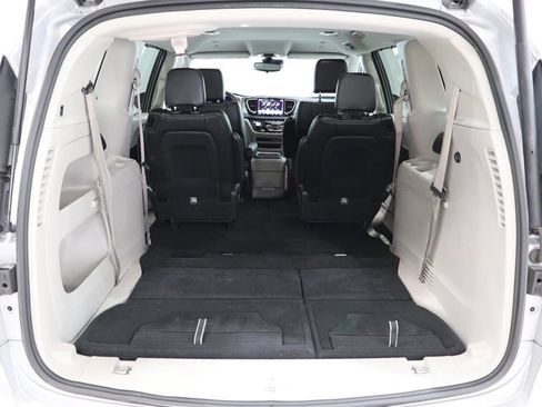 Used 2024 Chrysler Pacifica Touring-L FWD image 34