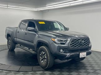 Used 2023 Toyota Tacoma TRD Off-Road w/ Black Out Package (TMS) AWD/4WD video 3