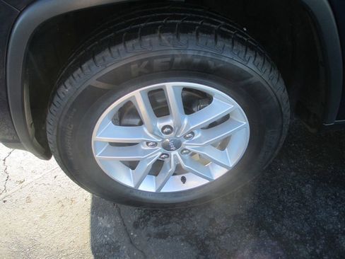 Used 2018 Jeep Grand Cherokee Laredo image 14