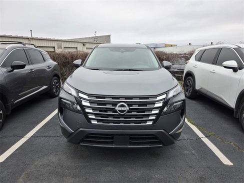 Used 2025 Nissan Rogue SV image 2