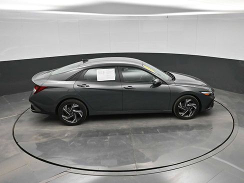 Certified 2025 Hyundai Elantra Sport image 31