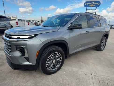 Used 2026 Chevrolet Traverse LT w/ Driver Confidence Package FWD image 4