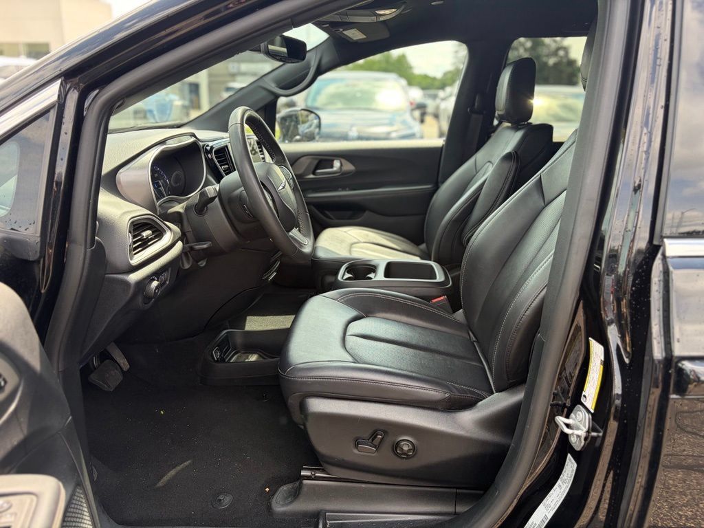 Certified 2025 Chrysler Pacifica Select FWD image 21