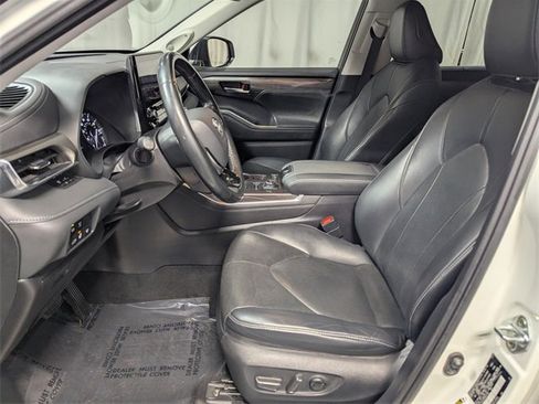 Used 2021 Toyota Highlander Limited image 13