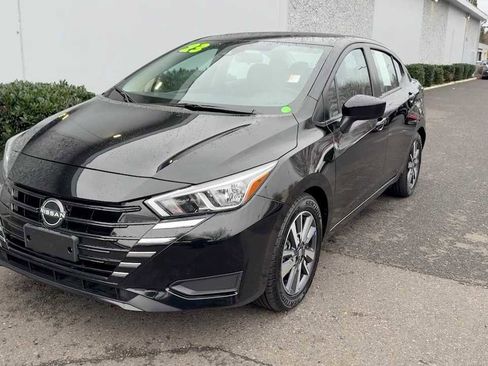 Used 2023 Nissan Versa SV image 3