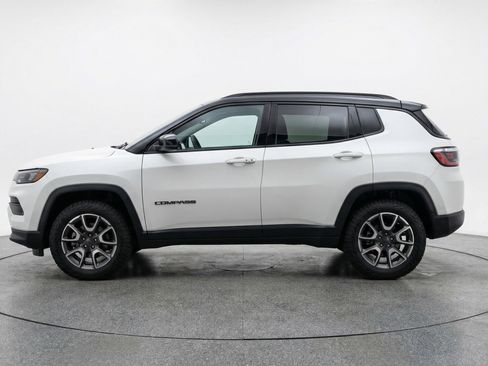 Used 2025 Jeep Compass Trailhawk image 5
