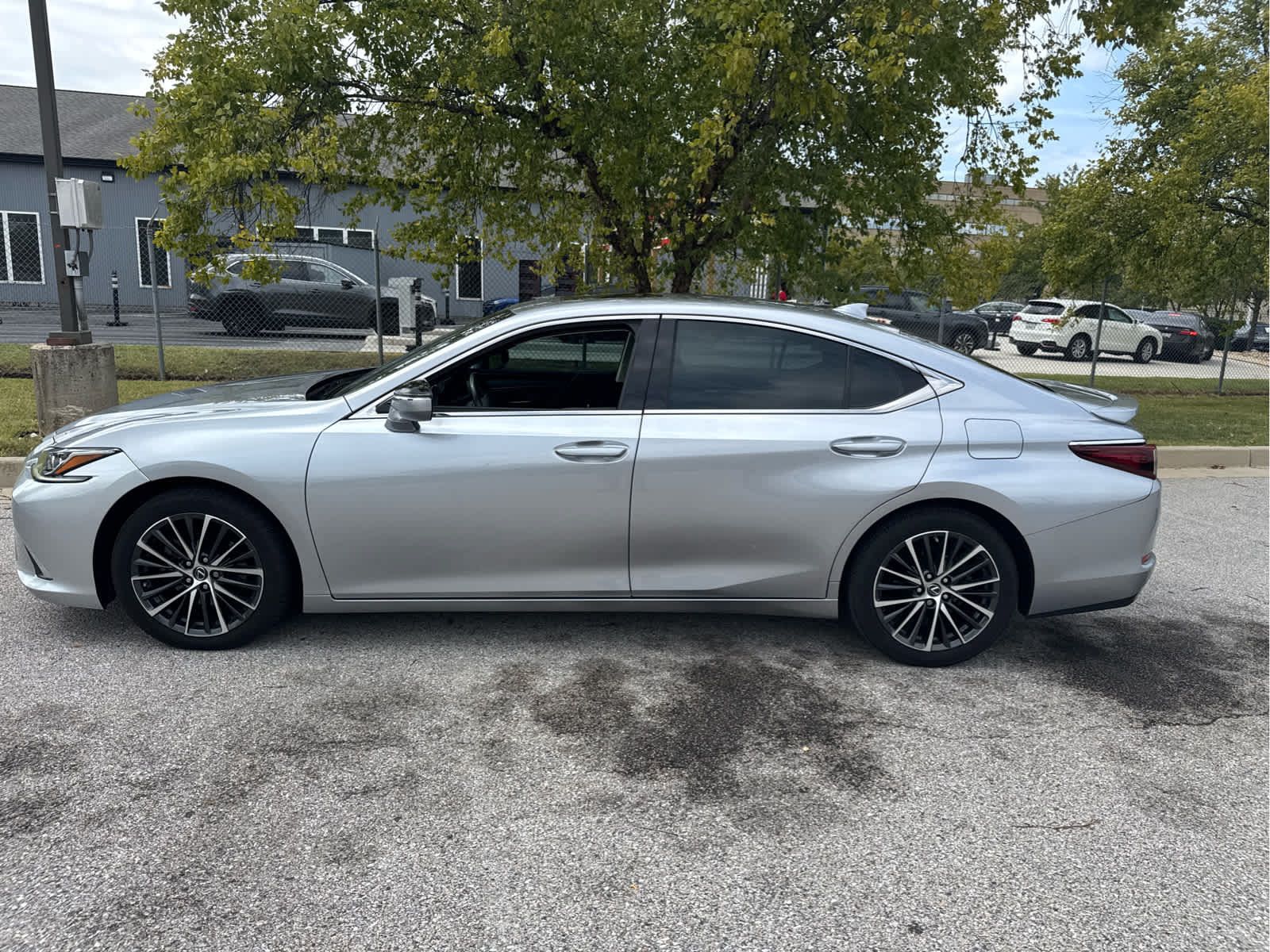 Used 2022 Lexus ES 350 w/ Premium Package FWD image 2