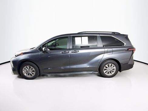 Used 2025 Toyota Sienna XLE FWD image 7